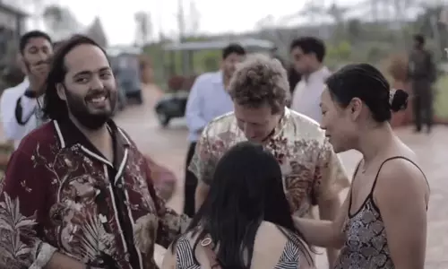 అంబానీ 63 కోట్ల వాచ్‌ని చూసేందుకు ఎగ‌బ‌డ్డ FB అధినేత‌!