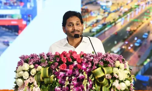 విశాఖ రాజధాని..విపక్షాన్ని కార్నర్ చేసిన  జగన్ ...!