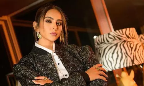 పిక్‌ టాక్‌ : అమ్మడు ఔట్‌ ఫిట్‌ అదిరింది