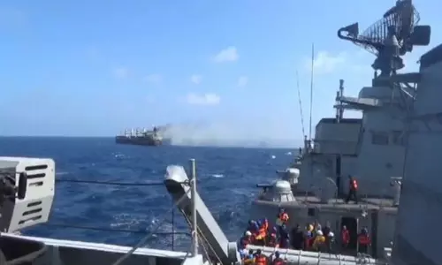 నడిసంద్రంలో ఇండియన్  నేవీ డేరింగ్‌  రెస్క్యూ... వీడియో వైరల్!