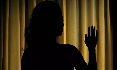 భుజంపై చేయి వేసి అస‌హ్యంగా చూసాడు!