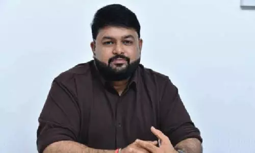 దేవి వదిలేస్తే.. తమన్ పట్టేస్తున్నాడు