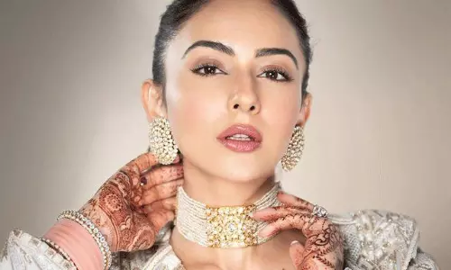 పిక్‌ టాక్‌ : నెల అవుతున్నా పెళ్లి కళ పోలేదు అమ్మడు..!