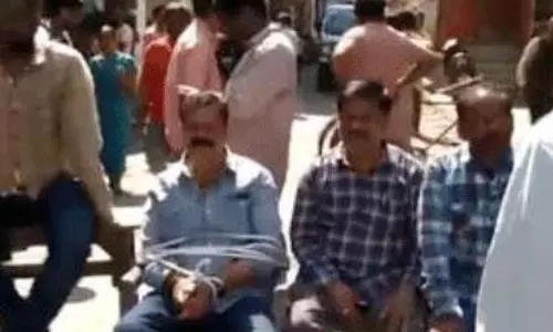 మేటర్  సీరియస్... కౌన్సిలర్  ని కుర్చీకి కట్టేశారు!