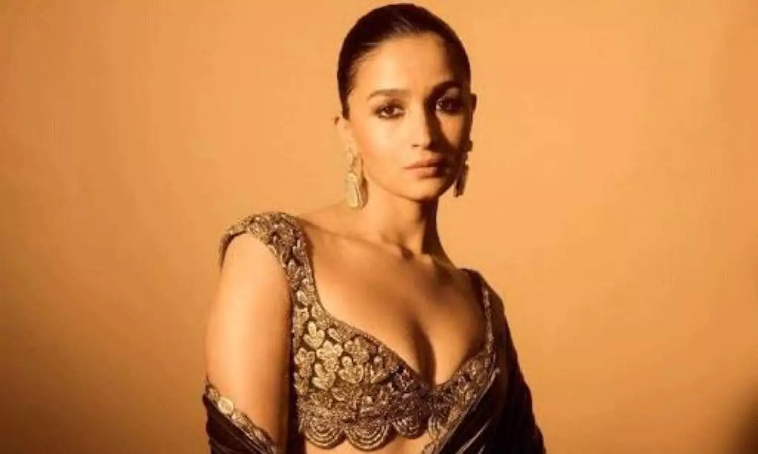 గుచ్చే గులాబి లాగా.. వెలుగిచ్చే మతాబులాగా..!