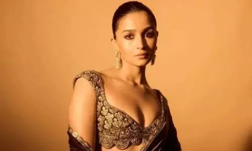 గుచ్చే గులాబి లాగా.. వెలుగిచ్చే మతాబులాగా..!