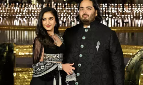 అంబానీ పెళ్లి కానుక‌ల విలువ 100కోట్లు?