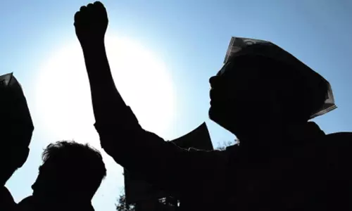 ఆయ‌న సంసారానికి ప‌నికిరాడు ఓడించండి.. ఆవిడే ప‌నికిరాదు ఓడించండి