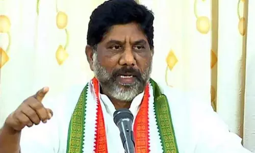 యాదాద్రి కింద కూర్చున్న వివాదంపై స్పందించిన భట్టి.. సంచలన కామెంట్స్ యాదాద్రి కింద కూర్చున్న వివాదంపై స్పందించిన భట్టి.. సంచలన కామెంట్స్