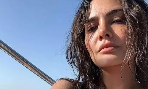 ఎరుపు బికినీలో ఇషాజీ వీర‌ విహారం