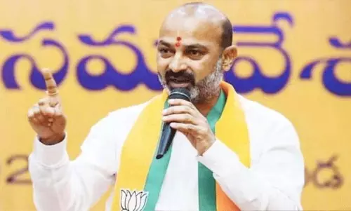 ఆరు గ్యారంటీ లపై రేవంత్ కు షాక్ ఇస్తున్న బండి సంజయ్