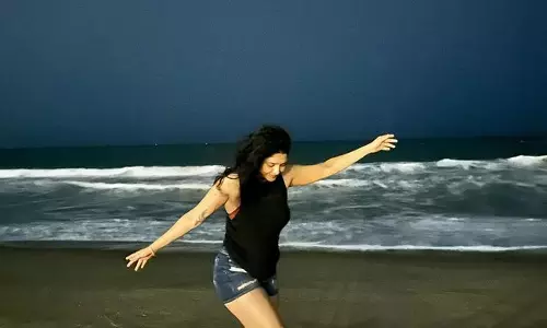 Ritikas Beach-Ready Charm Make Heads Turn