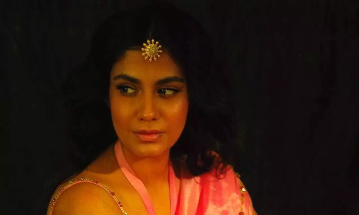 పిక్ టాక్ : పింక్ చీర కట్టులో ముద్దుగుమ్మ పిక్ టాక్ : పింక్ చీర కట్టులో ముద్దుగుమ్మ