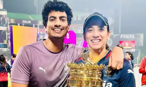 ఓచేత్తో కప్పు.. మరోచేత్తో లవర్.. ఓ అందమైన మహిళా క్రికెటర్