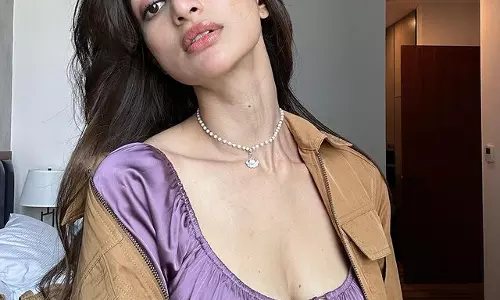 Diksha Singhs Stylish Yet Relaxed Fashion Looks!