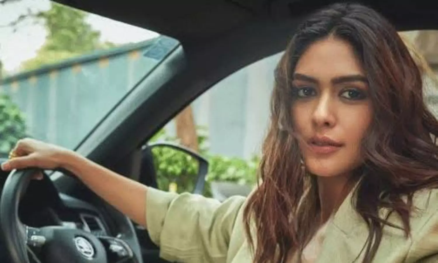 మృణాల్ మేడమ్.. ఎంత ఘాటు గ్లామరో.. మృణాల్ మేడమ్.. ఎంత ఘాటు గ్లామరో..