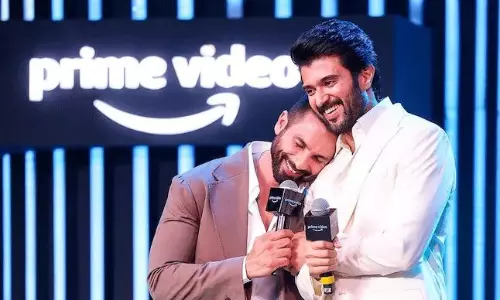 వేదిక‌పై దేవ‌ర‌కొండ‌ను కిస్ చేసిన షాహిద్