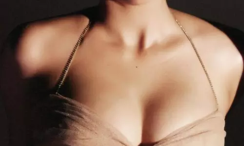 Janhvi Kapoors Ravishing Gold Outfit