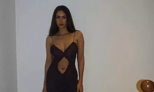 Navel & Noir: Sonams Daring Fashion Choice