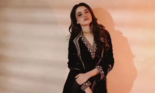 Stunning Snapshots of Priyanka Dazzling in Black!