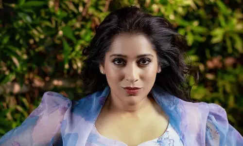 Rashmi Gautams Stylish Outfit With a Floral Twist!