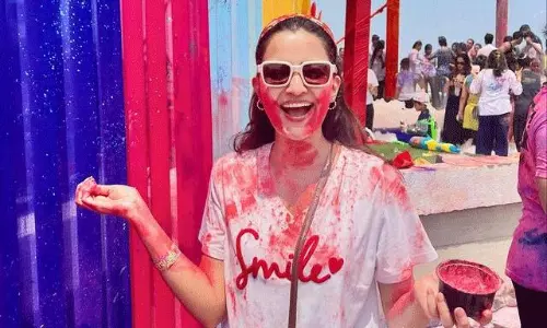 Rukshar Dhillons Colorful Holi Fun!