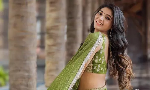 Mirnaa Menon Captures Hearts in Green Saree