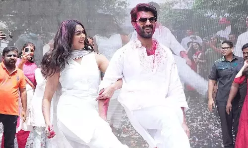 Holi Publicity Works Out For The Family Star Big Time!