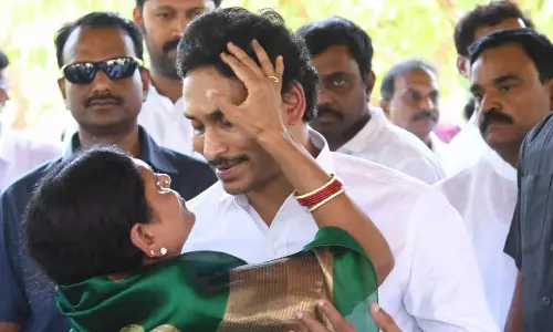 YS Jagan Starts Bus Yatra With Mothers Blessings!
