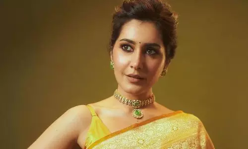 Raashi Khanna Stuns in Gold Saree