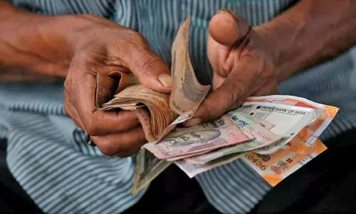 తెల్లారింది.. ఒకటో తారీఖు  వచ్చింది.. పెన్షన్  రాలేదు!