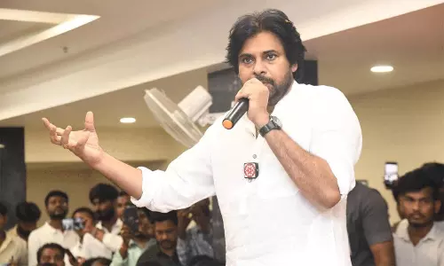 నన్ను బ్లేడ్లతో కోస్తున్నారు.. పవన్ సంచలన వ్యాఖ్యలు!