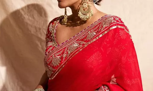 Hebah Patel nails Red saree look