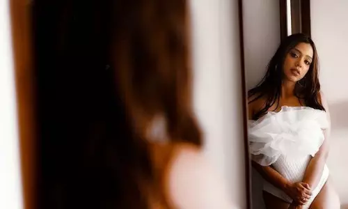 సేవ్ ది టైగర్స్ బ్యూటీ.. థైస్ షో ఓవర్ లోడెడ్!