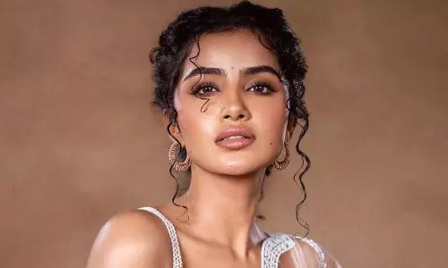 డిస్కషన్ అంతా అనుపమ బ్లౌజ్ గురించే!