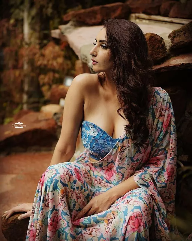 Ragini Dwivedi Dazzles in Sequined Glamour Ragini Dwivedi Dazzles in Sequined Glamour