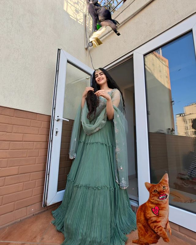 Adah Fulfills Her Glamour Duties! Adah Fulfills Her Glamour Duties!