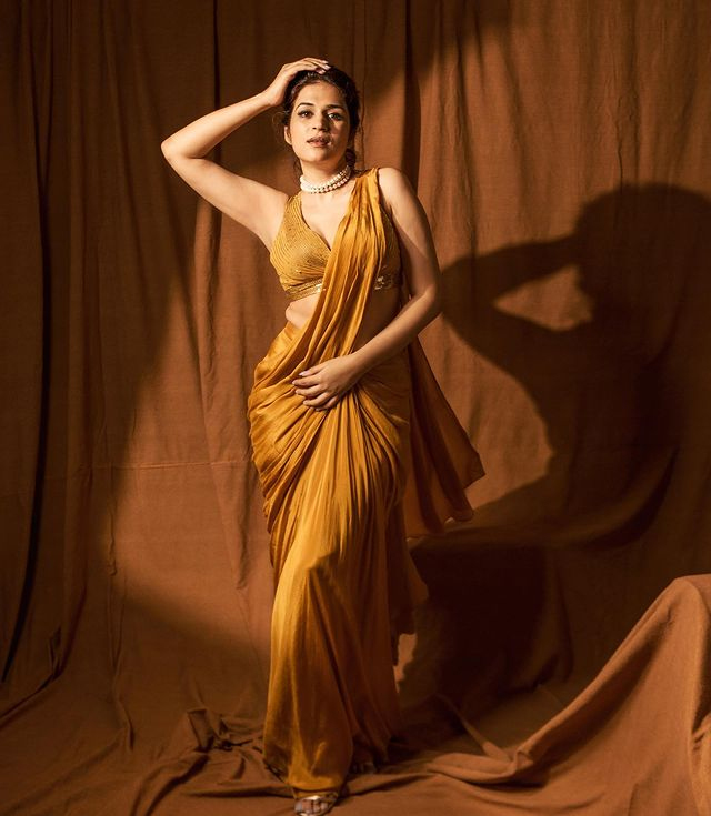 Shraddha Das Stunning Snaps in Orange Saree Shraddha Das Stunning Snaps in Orange Saree