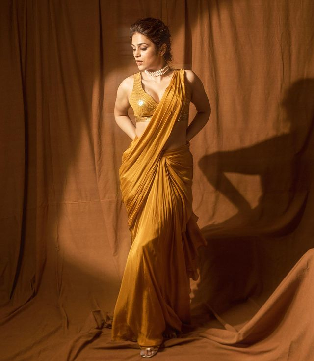 Shraddha Das Stunning Snaps in Orange Saree Shraddha Das Stunning Snaps in Orange Saree