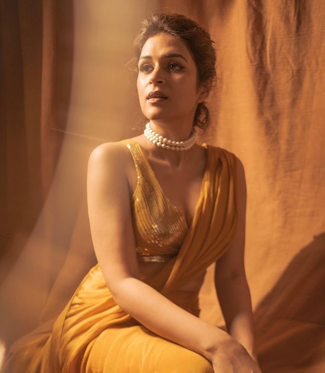 Shraddha Das Stunning Snaps in Orange Saree Shraddha Das Stunning Snaps in Orange Saree