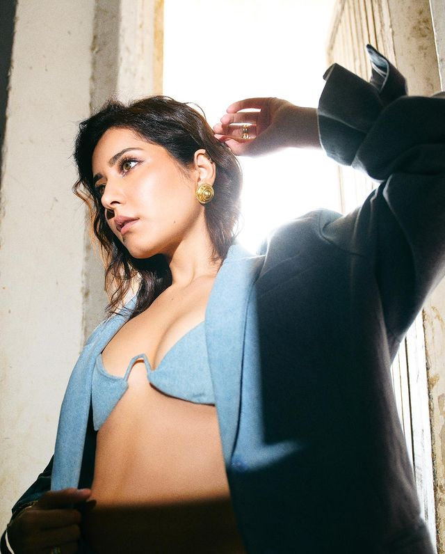 Raashi Khanna Channels Regal Vibes in Black and White