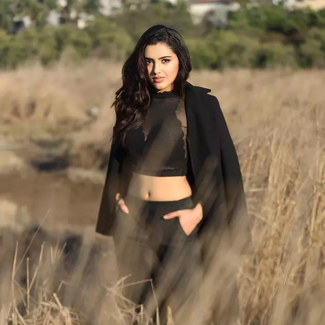 Charm of Malavika Sharma Make Heads Turn Charm of Malavika Sharma Make Heads Turn