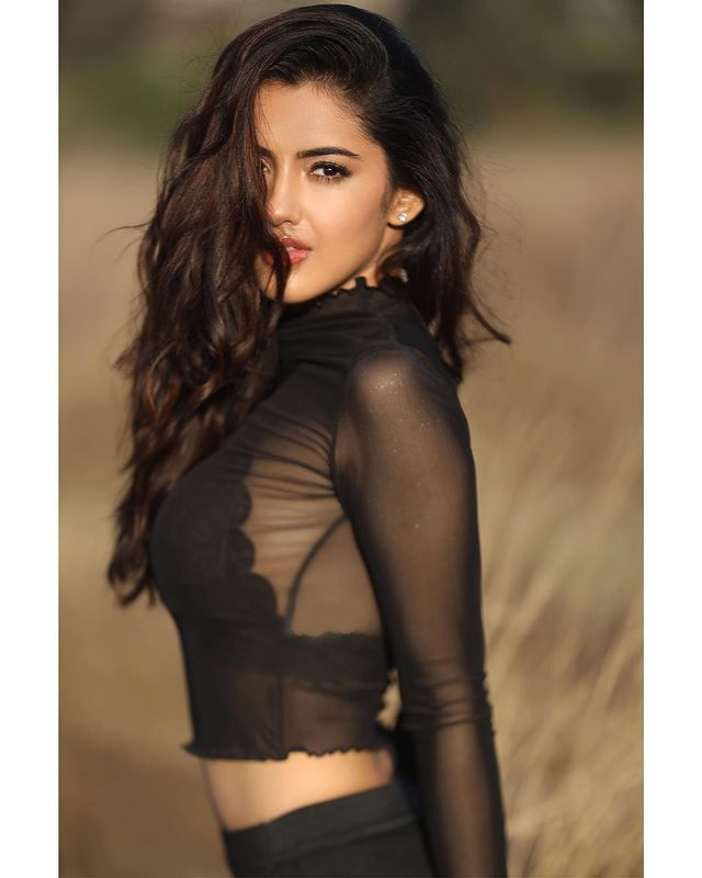 Charm of Malavika Sharma Make Heads Turn Charm of Malavika Sharma Make Heads Turn