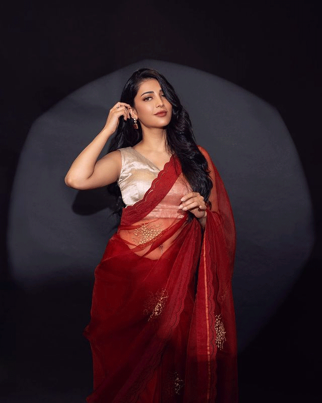 Slay! Shrutis Saree Serve is Fire!