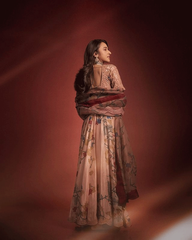 Nuvekshas White Hot Look is Giving Us All the Heart Eyes!