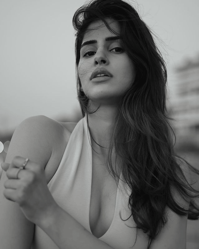 Sakshi Malik Stuns in Shimmering Saree Sakshi Malik Stuns in Shimmering Saree