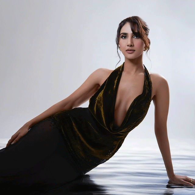 Vaani Kapoor: Striking a Pose and Saving Energy in Chic Comfort