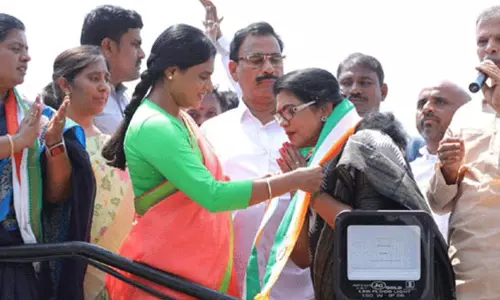 జగన్ కృప లేకపోవడంతోనే కాంగ్రెస్ లోకి!