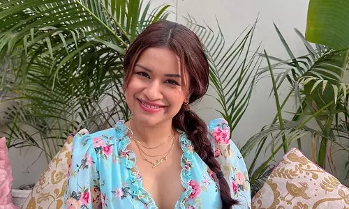 Avneet Kaurs Pretty Pictures in Floral Attire