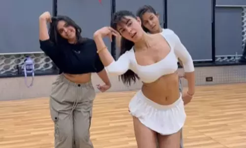 చిట్టిపొట్టి దుస్తుల్లో జాకీ చిందులు!